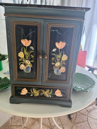 Armario pequeño para bisutería pintado a mano