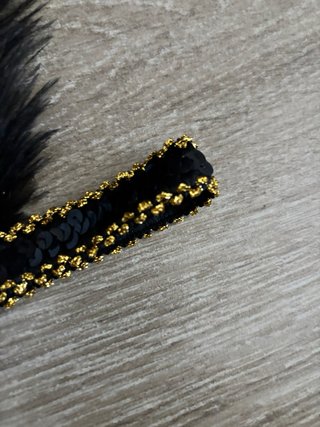 Diadema Charleston Plumas Negras y Doradas