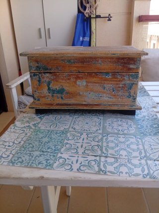 Baúl de madera pequeño con detalles