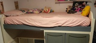 Cama elevada con escritorio y armario
