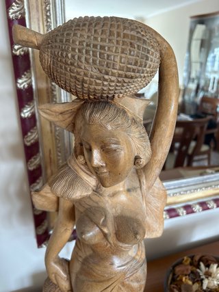 Estatua de madera mujer