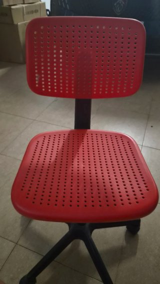 Silla de oficina roja con ruedas