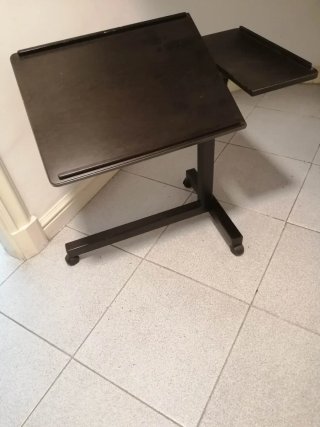 Mesa auxiliar con atril ajustable