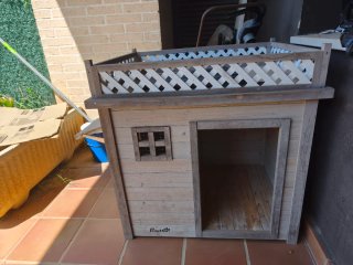 Caseta perro madera con tejado y balcón