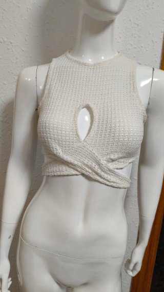 Top corto de crochet blanco cutout