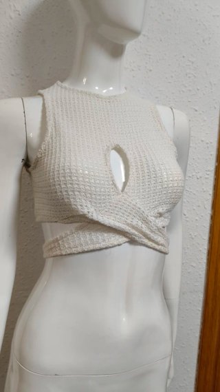 Top corto de crochet blanco cutout