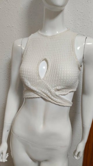 Top corto de crochet blanco cutout
