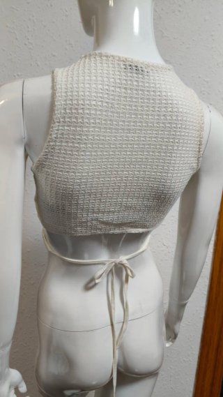 Top corto de crochet blanco cutout