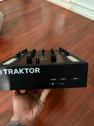 Controladora Native Instruments Traktor Z2