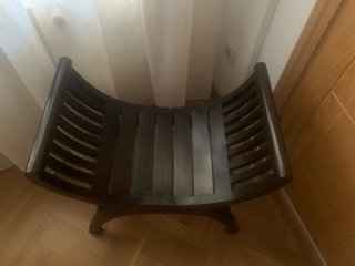 Banco curvo de madera oscura