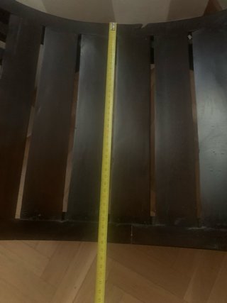 Banco curvo de madera oscura