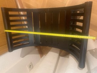 Banco curvo de madera oscura