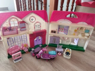 Casa de muñecas rosa y morada
