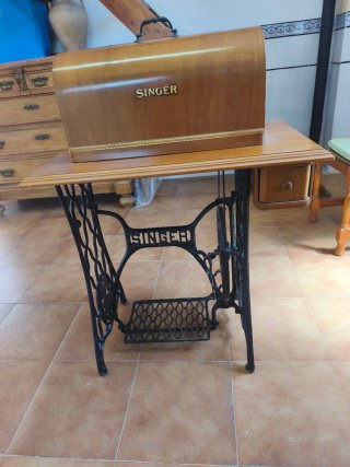 Máquina de coser Singer antigua. En buen estado
