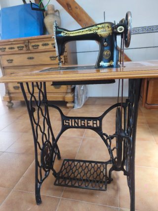 Máquina de coser Singer antigua. En buen estado