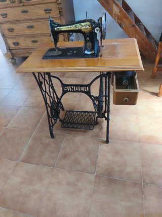 Máquina de coser Singer antigua. En buen estado