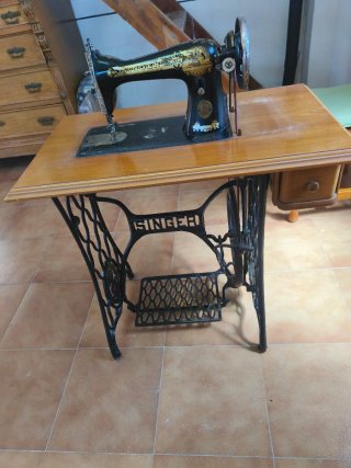 Máquina de coser Singer antigua. En buen estado