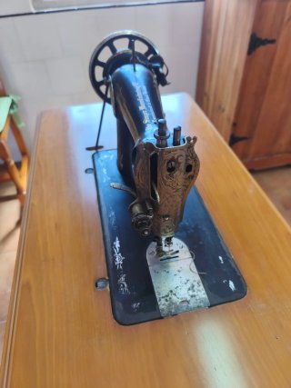 Máquina de coser Singer antigua. En buen estado