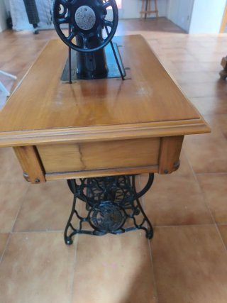 Máquina de coser Singer antigua. En buen estado