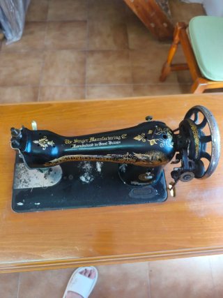 Máquina de coser Singer antigua. En buen estado