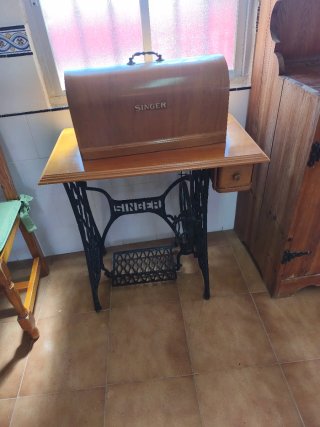 Máquina de coser Singer antigua. En buen estado