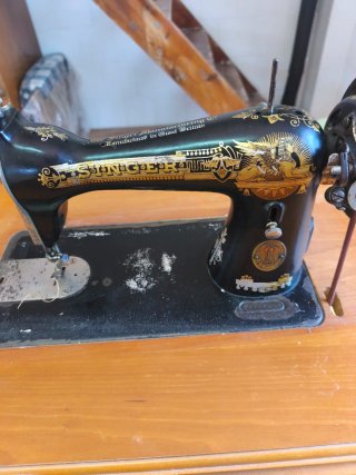 Máquina de coser Singer antigua. En buen estado