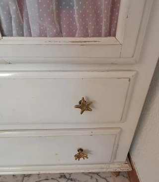 Armario blanco decapado con puertas de cristal