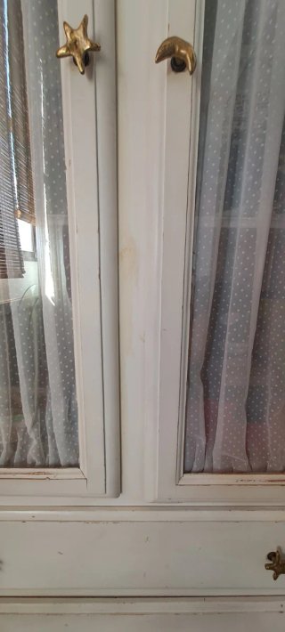 Armario blanco decapado con puertas de cristal