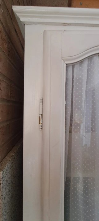 Armario blanco decapado con puertas de cristal
