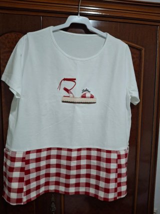 Camiseta blanca con sandalia bordada