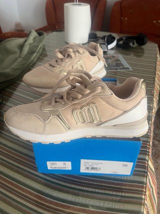 Zapatillas Mustang Beige y Doradas