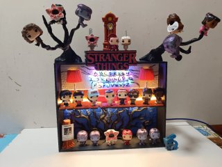 Expositor Stranger Things Kinder Joy