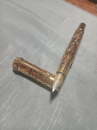 Pluma dorada con grabados