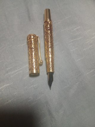 Pluma dorada con grabados