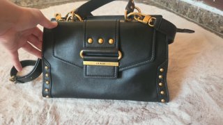 Bolso   mediano original de Guess Negro y con Tach