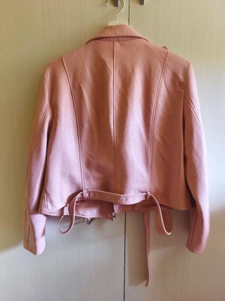Chaqueta Zara efecto piel rosa