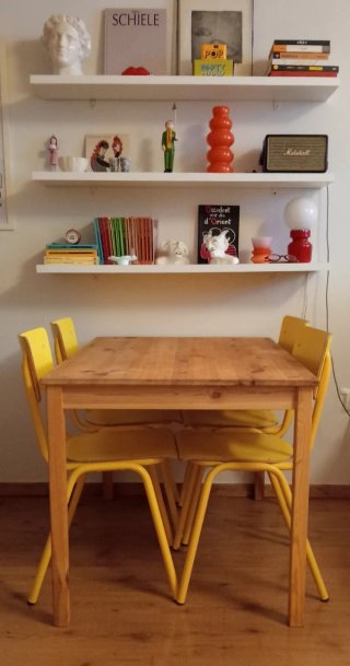 Mesa de madera con 4 sillas amarillas