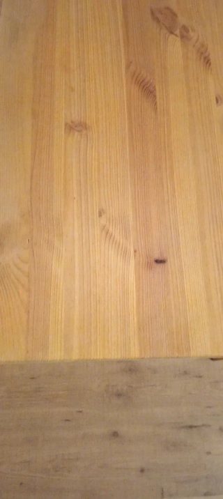 Mesa de madera con 4 sillas amarillas