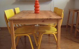 Mesa de madera con 4 sillas amarillas