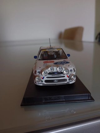 Ford Escort RS Cosworth escala 1/43.