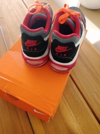 Nike Air Max grises y rojas