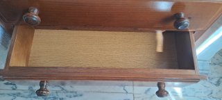 Cajonera pequeña de madera barnizada