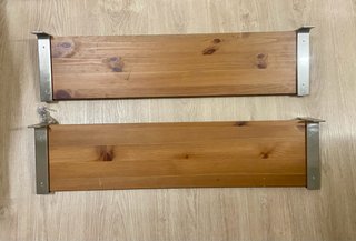 Baldas de madera con soportes metálicos