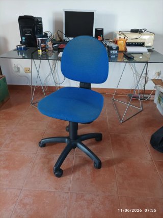 Silla de oficina azul y negra