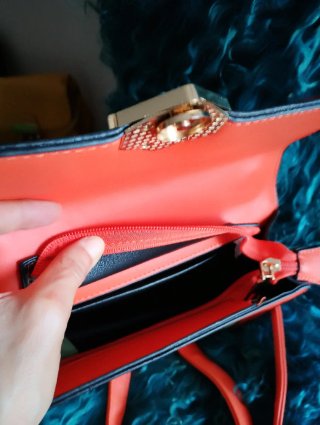 Bolso de mano beige y naranja