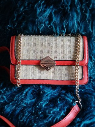 Bolso de mano beige y naranja