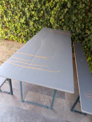 Mesa de jardín con 2 bancos