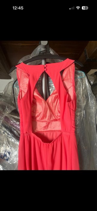 Vestido de fiesta coral con etiqueta