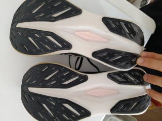 Zapatillas Brooks Hyperion Max Negras y Doradas.
