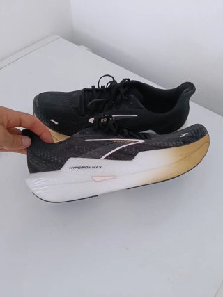 Zapatillas Brooks Hyperion Max Negras y Doradas.
